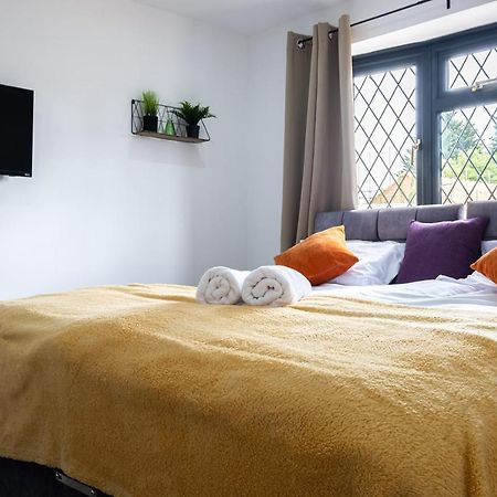 7 Guests - 4 Bedroom - Free Wi-Fi - Kettering Eksteriør bilde