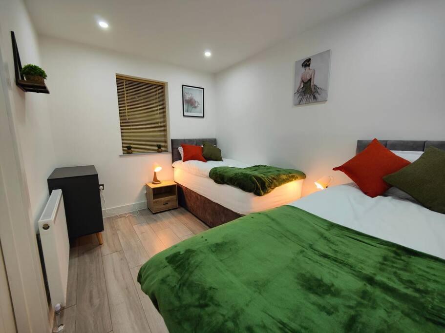7 Guests - 4 Bedroom - Free Wi-Fi - Kettering Eksteriør bilde
