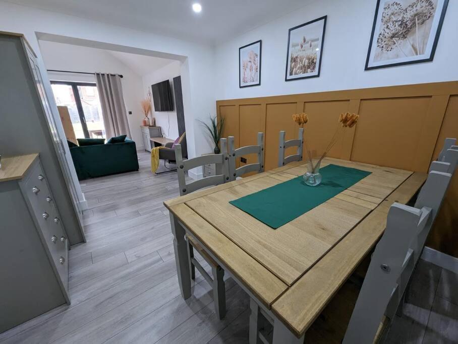 7 Guests - 4 Bedroom - Free Wi-Fi - Kettering Eksteriør bilde