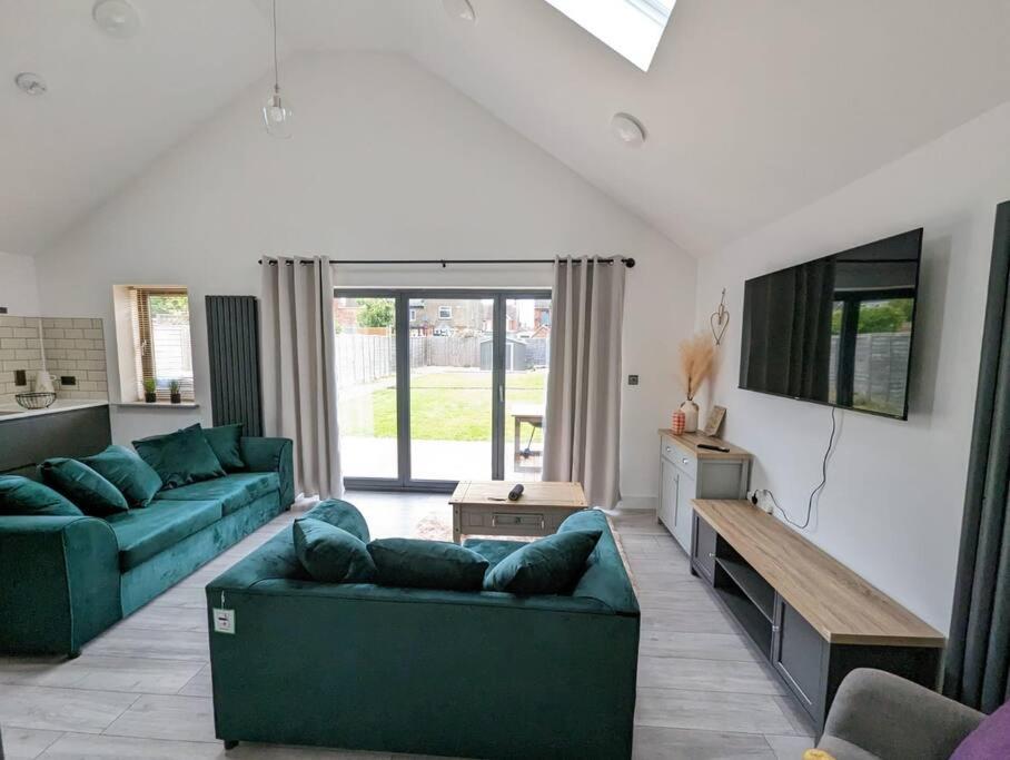 7 Guests - 4 Bedroom - Free Wi-Fi - Kettering Eksteriør bilde