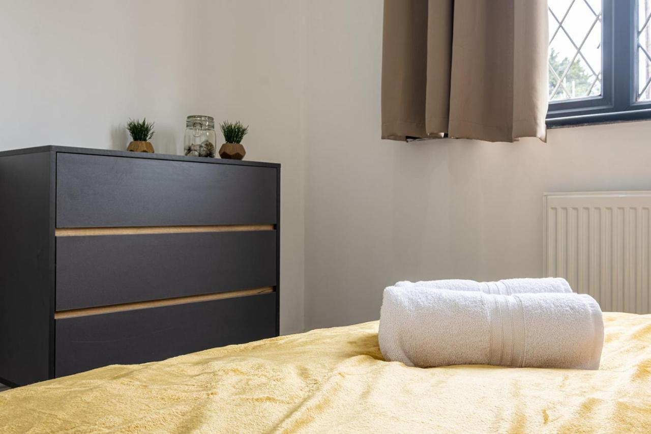 7 Guests - 4 Bedroom - Free Wi-Fi - Kettering Eksteriør bilde