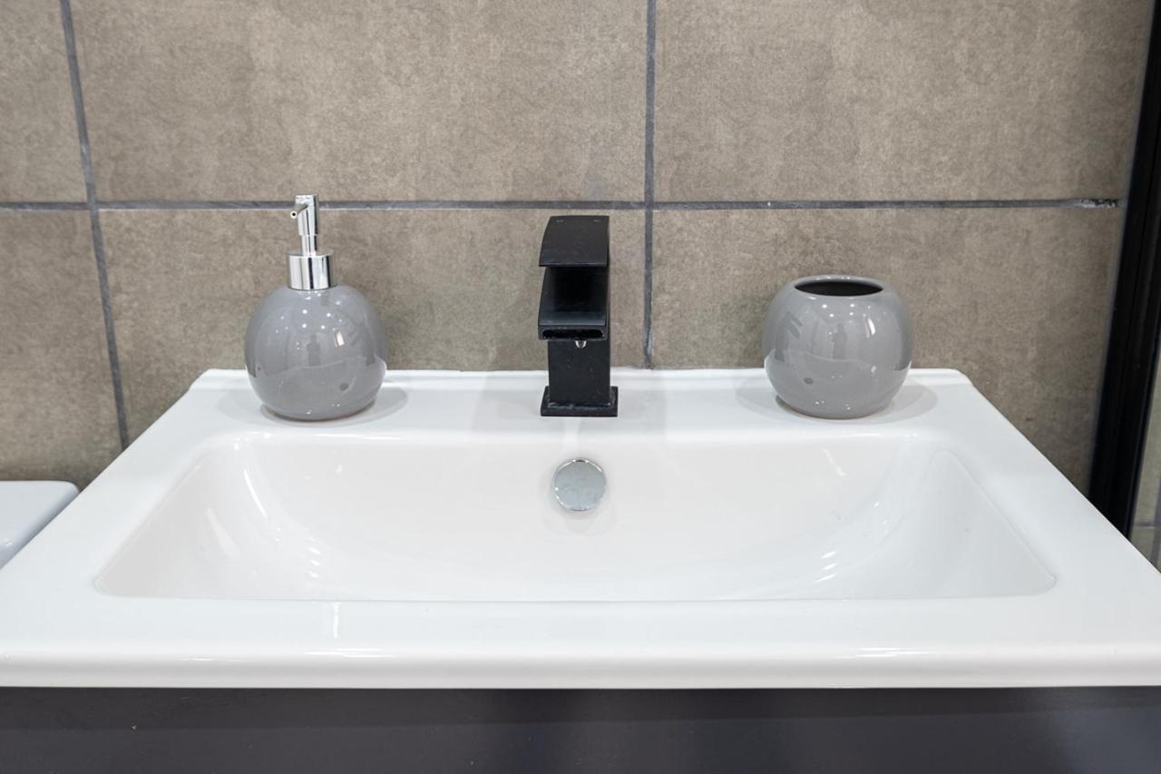 7 Guests - 4 Bedroom - Free Wi-Fi - Kettering Eksteriør bilde