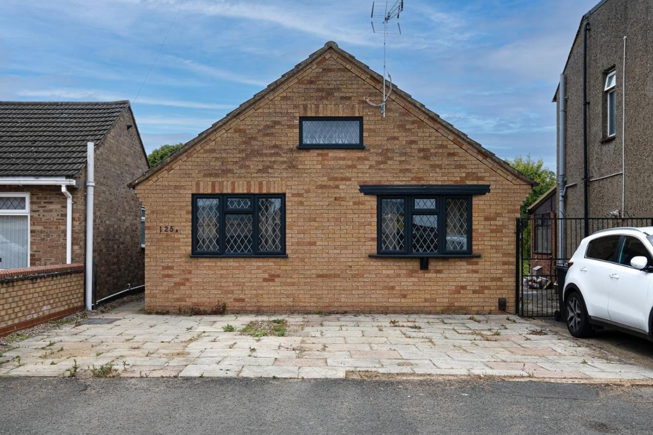 7 Guests - 4 Bedroom - Free Wi-Fi - Kettering Eksteriør bilde