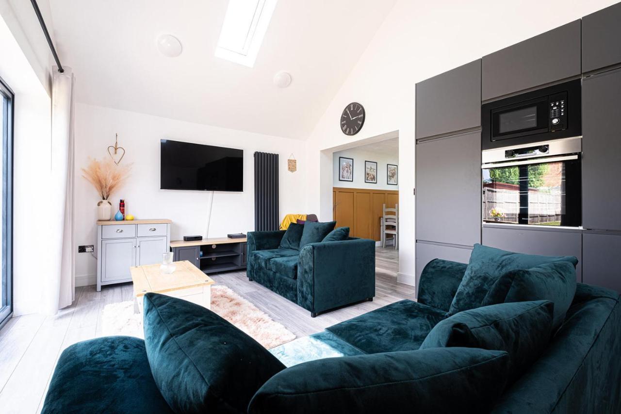7 Guests - 4 Bedroom - Free Wi-Fi - Kettering Eksteriør bilde